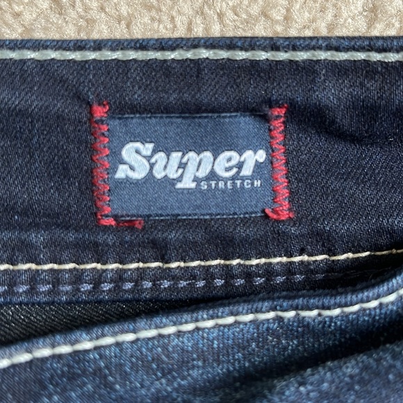 NWOT Silver Suki fit, Super stretch, mid-rise slim boot jeans. W28, L33 - Picture 7 of 11